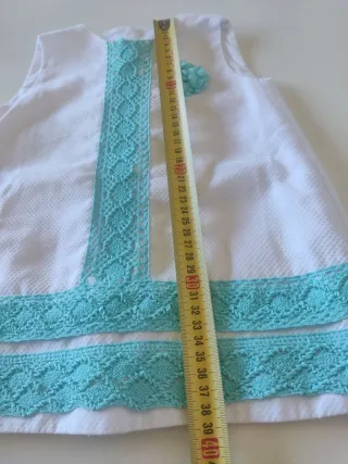 Vestido blanco con encaje turquesa
