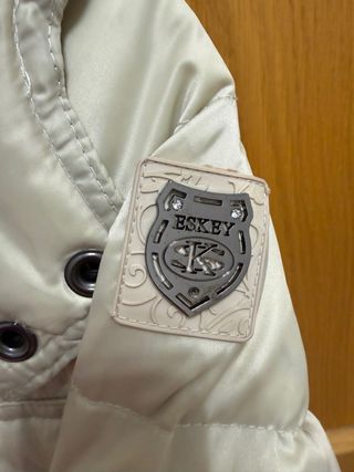 Abrigo Eskey plumas crudo talla M