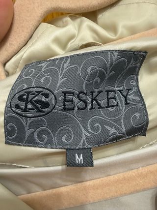 Abrigo Eskey plumas crudo talla M