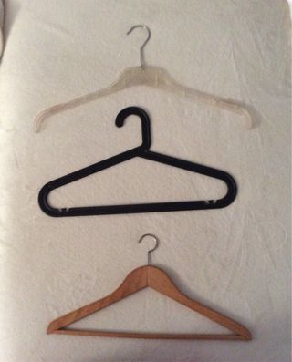 Perchas de metal blancas y otras. 1,03€ unidad