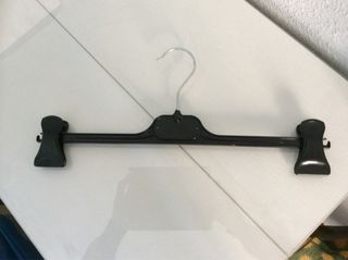 Perchas de metal blancas y otras. 1,03€ unidad