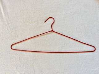 Perchas de metal blancas y otras. 1,03€ unidad