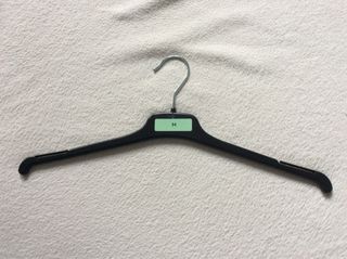 Perchas de metal blancas y otras. 1,03€ unidad