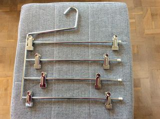 Perchas de metal blancas y otras. 1,03€ unidad