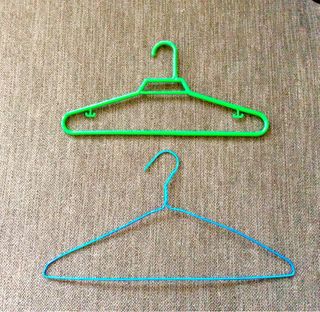 Perchas de metal blancas y otras. 1,03€ unidad