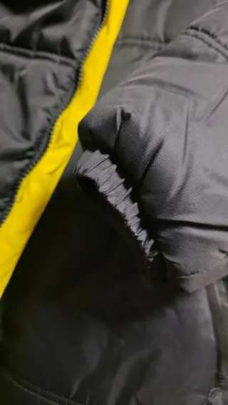 Parka Negra y Amarilla