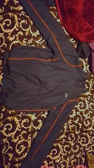 Chándal negro con detalles naranjas