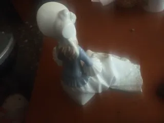 Figura de porcelana mujer con sombrero