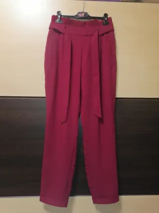 Pantalón granate con cinturón