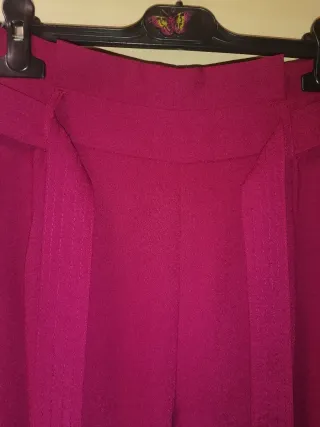 Pantalón granate con cinturón