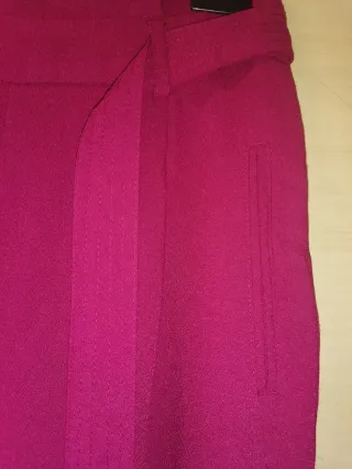 Pantalón granate con cinturón