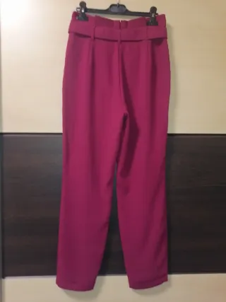 Pantalón granate con cinturón