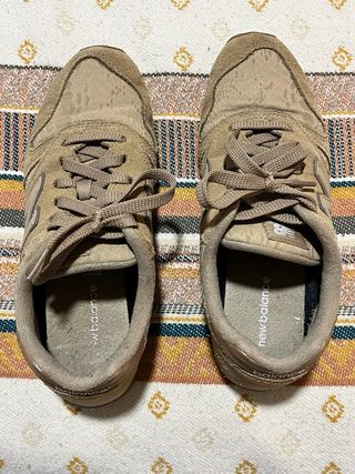 Zapatillas New Balance Beige Serpiente