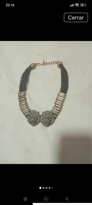 Collar con leones y detalles dorados
