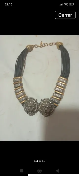 Collar con leones y detalles dorados