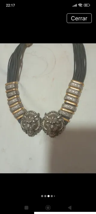 Collar con leones y detalles dorados