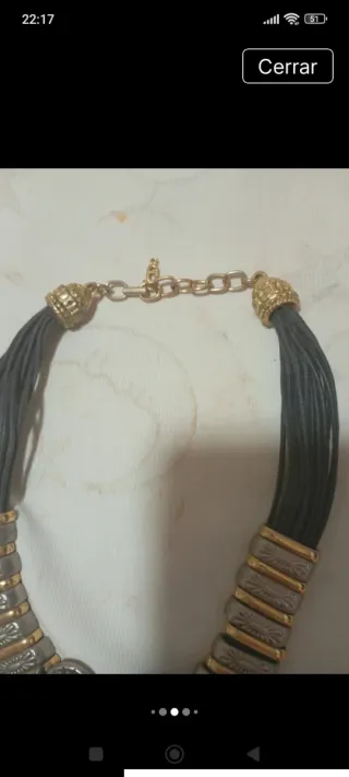 Collar con leones y detalles dorados