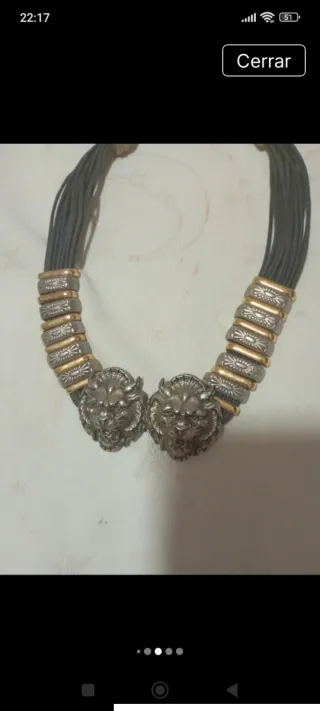 Collar con leones y detalles dorados