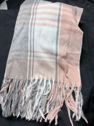 Bufanda a cuadros gris y rosa