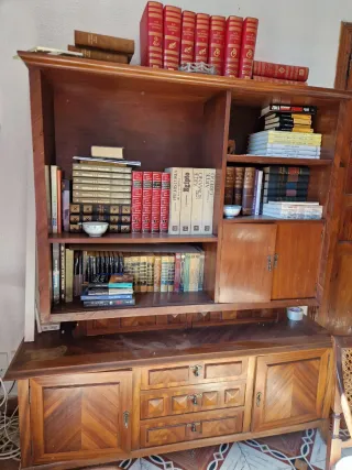 Mueble de madera macisa