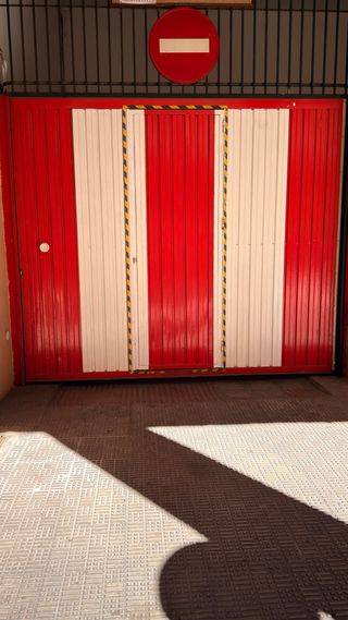 Alquilo cochera  1ª planta junto a San Antón