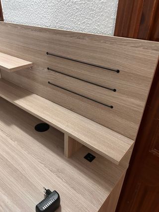 Escritorio con cajones, estantería y conexión USB.