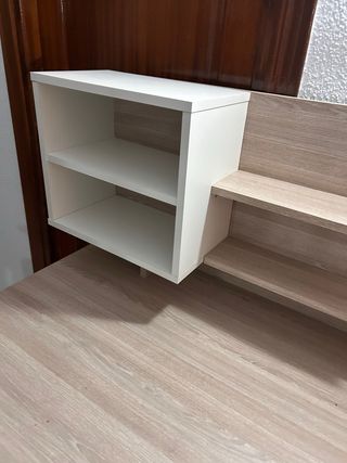 Escritorio con cajones, estantería y conexión USB.