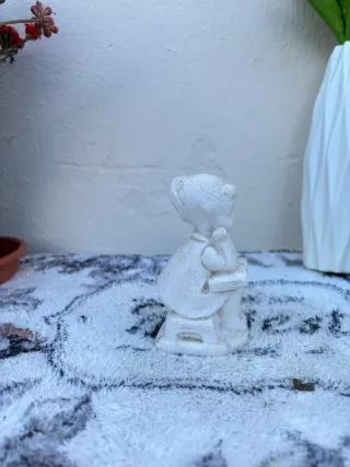 Figura decorativa niña leyendo