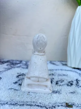 Figura decorativa niña leyendo