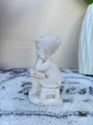 Figura decorativa niña leyendo