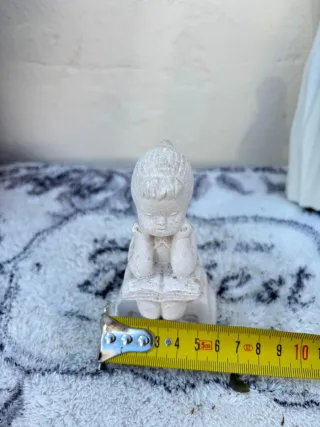 Figura decorativa niña leyendo