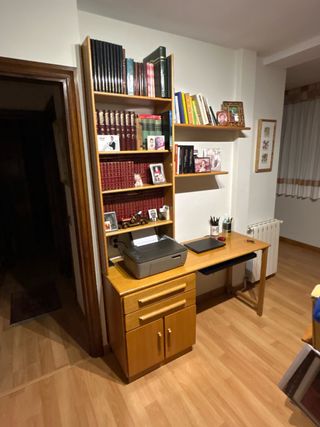 Armario de madera maciza y escritorio