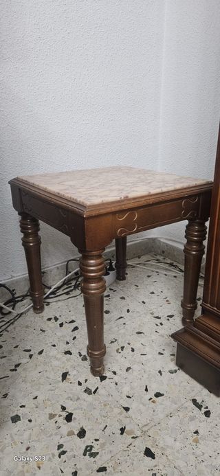Mesa auxiliar de madera y mármol