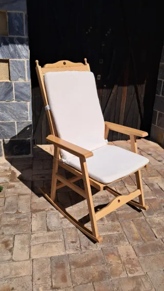 Mecedora clásica de madera y rejilla silla