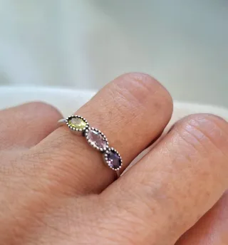 Anillo Plata Ley con gemas en tres colores.