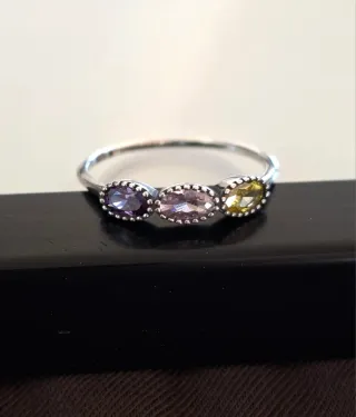 Anillo Plata Ley con gemas en tres colores.