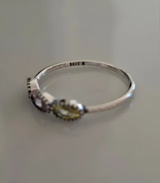 Anillo Plata Ley con gemas en tres colores.