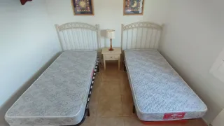 Pack 2 colchones, 2 somieres y mesita.