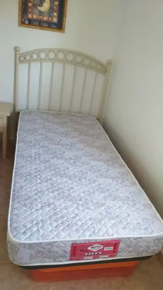 Pack 2 colchones, 2 somieres y mesita.