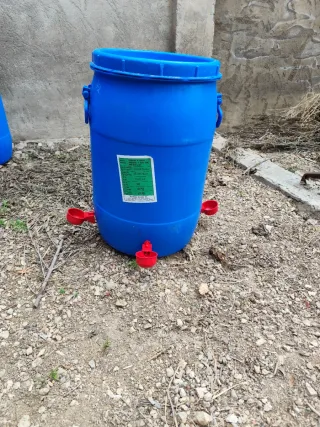 Parck 2 bidones 1 bebedero y 1 comedero