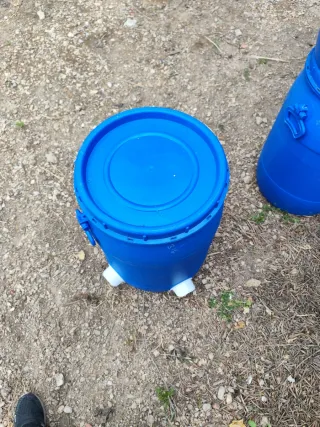 Parck 2 bidones 1 bebedero y 1 comedero