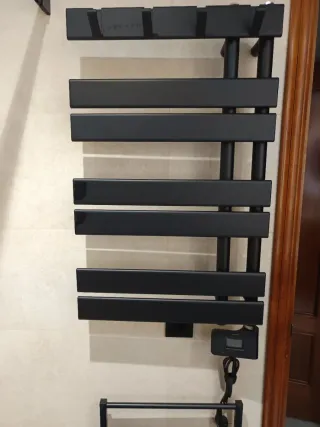 Toallero eléctrico negro