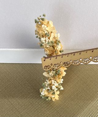 Tocado de flores preservadas