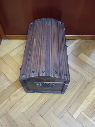 Baúl de madera pequeño con herrajes