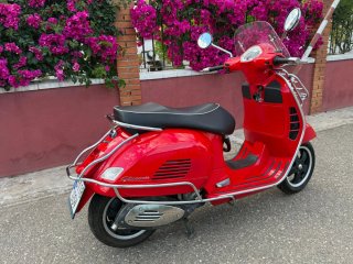 Vespa GTS 300 Roja