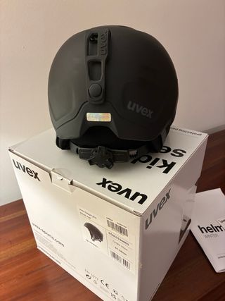 Casco esquí snowboard UVEX para niños.