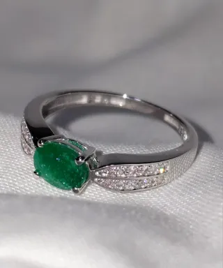 Anillo  Esmeralda y Diamantes oro 14k