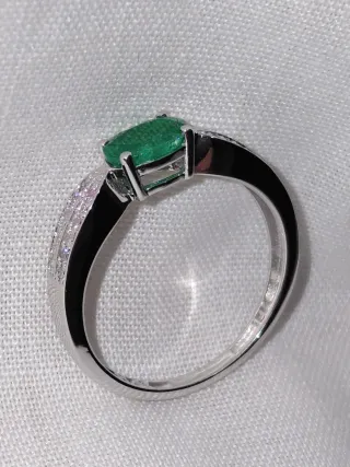 Anillo  Esmeralda y Diamantes oro 14k