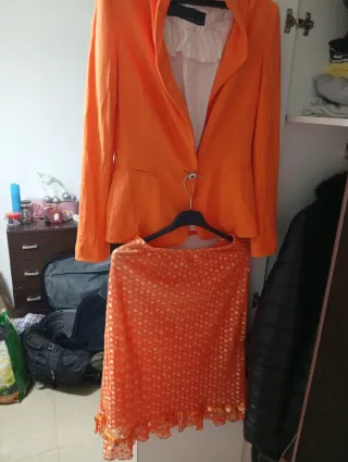 Conjunto naranja blazer y falda
