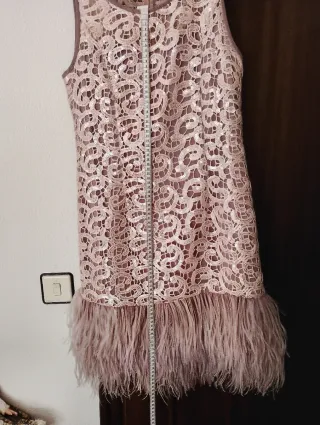 Vestido corto lentejuelas y plumas